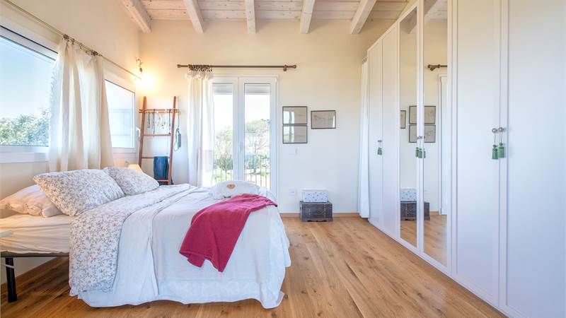 Villa moderna con ampi spazi e vista mare